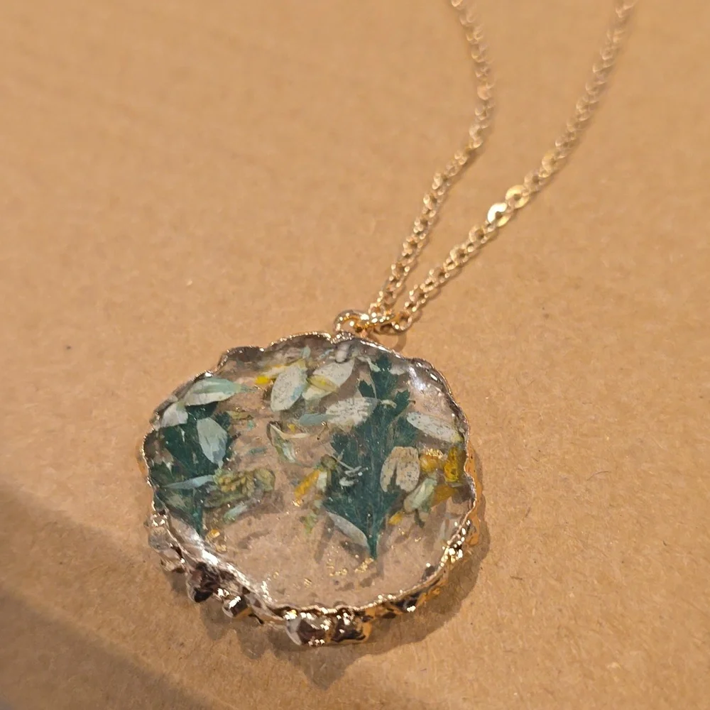 ❤️10/$40 new Gold Floral Pendant Necklace